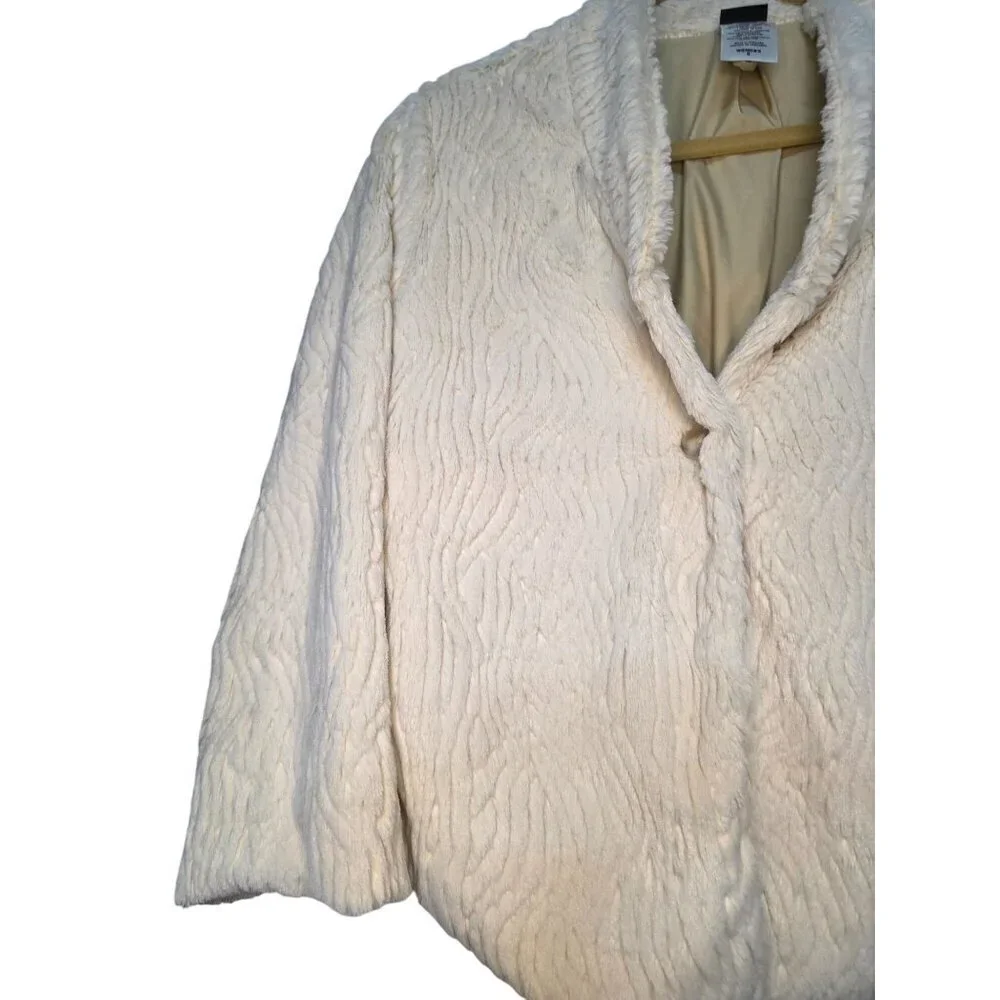 Patagonia Cream Faux Fur Womens Jacket Size‎ S Lined Soft Texture Button Closure